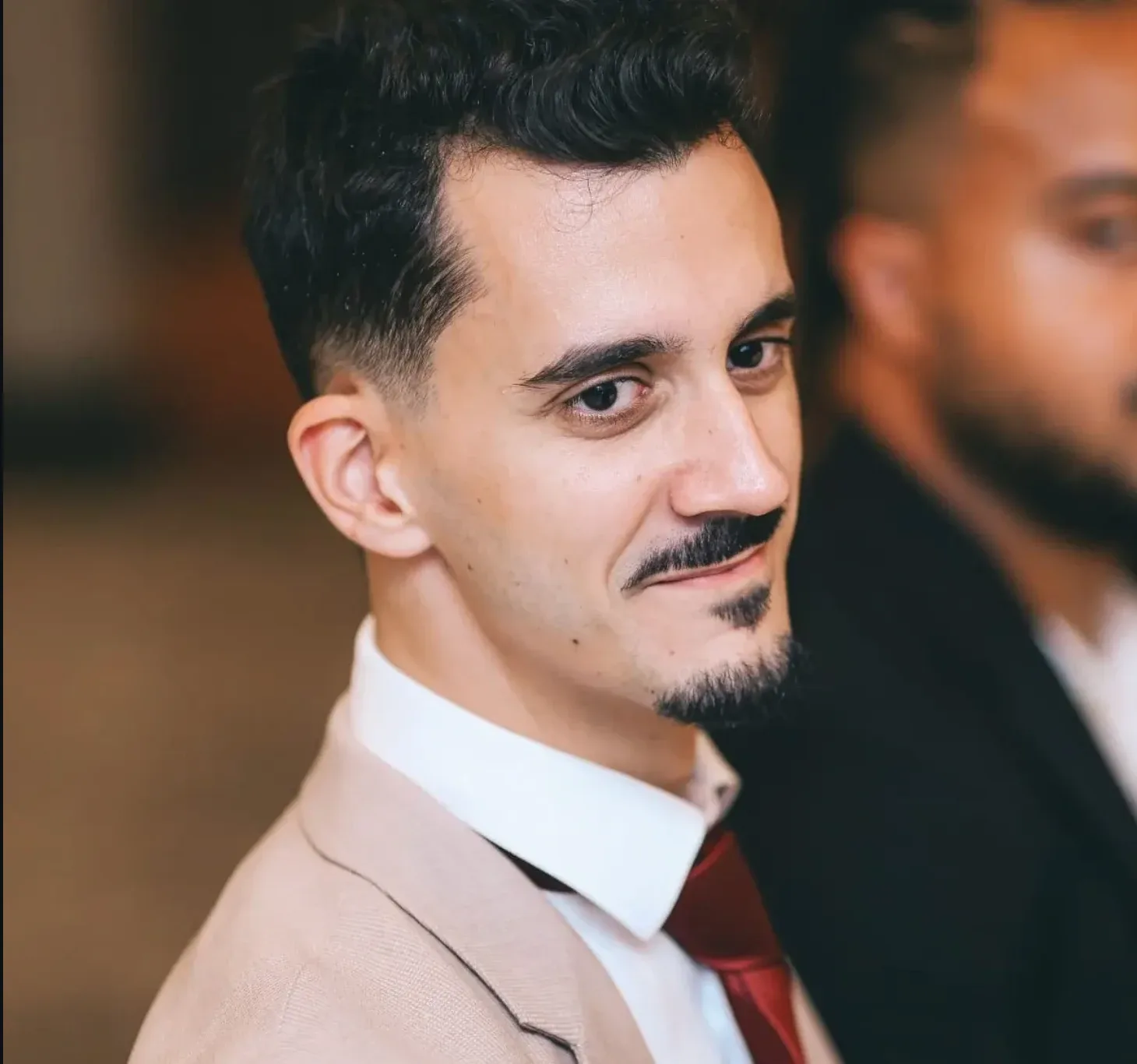 Vassilios Drogou Sghir, cofondateur d'ESFC International, portrait en costume